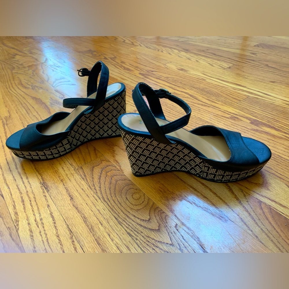 Mudd Wedge Sandals Size 8 - Black & White